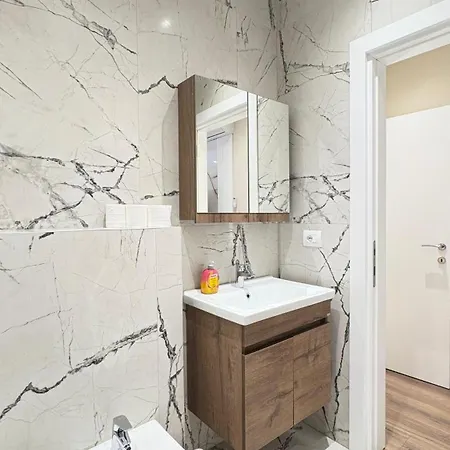 Blue Boutique 2 * 티라나