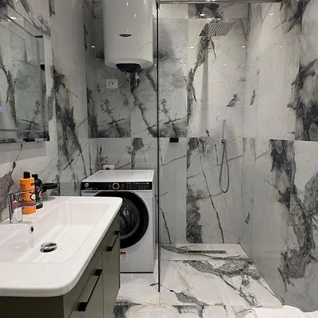 Blue Boutique 2 * 티라나